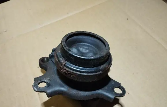 Honda CR-V Engine mount bracket