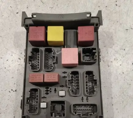 Renault Laguna II Fuse module 8200004201E