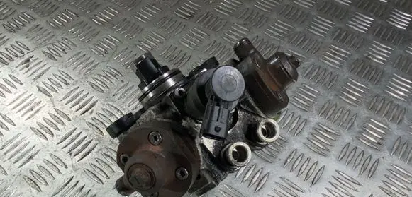 Volvo XC60 Fuel injection high pressure pump 31372081 0445010681