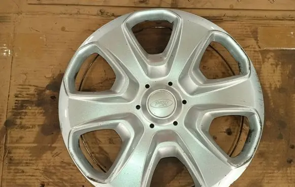 Ford Fiesta R15 wheel hub/cap/trim 8v211130ha