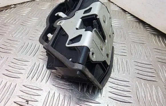 BMW X6 E71 Front door lock 7283629