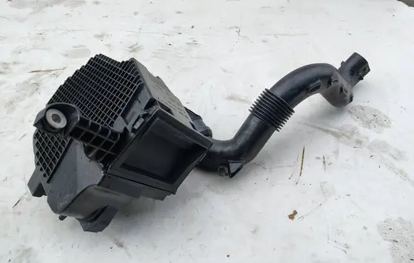 Renault Clio IV Air filter box 8201173592