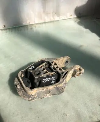 Engine mount bracket