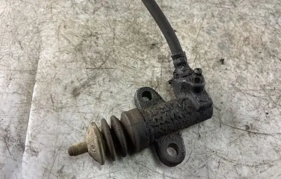 Nissan Navara D40 Clutch slave cylinder 