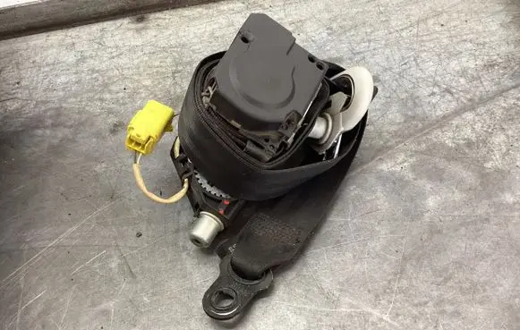 Volkswagen Caddy Front seatbelt 33014051