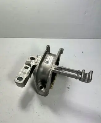 Volkswagen Polo VI Engine mount bracket