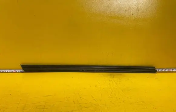 Nissan Qashqai Front door trim (molding) 9007100643