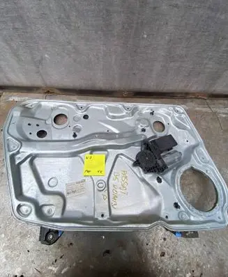 Volkswagen PASSAT B5 Front door window regulator with motor 