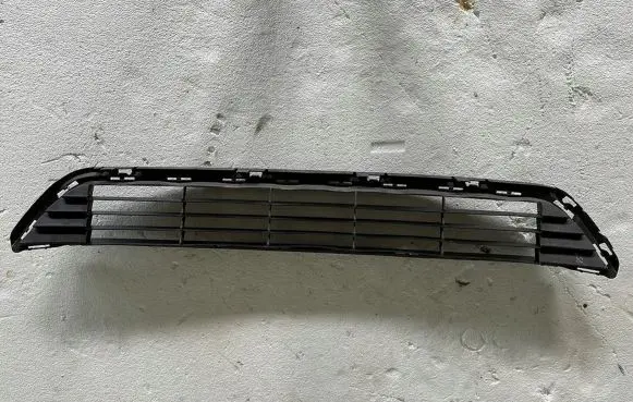 Toyota Avensis T270 Front bumper lower grill 5311205100