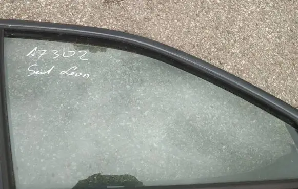 Seat Leon (1M) Front door window glass four-door as2
