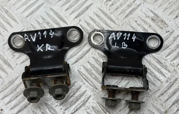 Toyota Avensis T250 Tailgate/trunk/boot hinge 6881005020