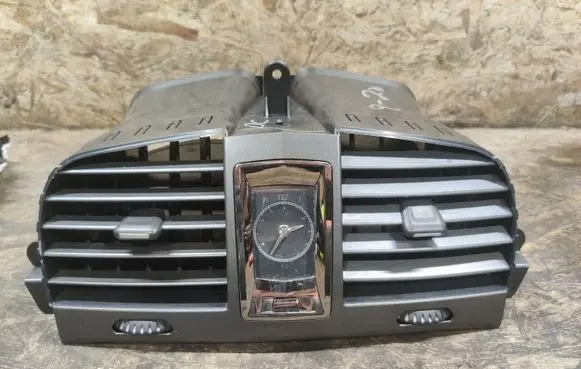 Cadillac SRX Dash center air vent grill 15889347R 0017011903