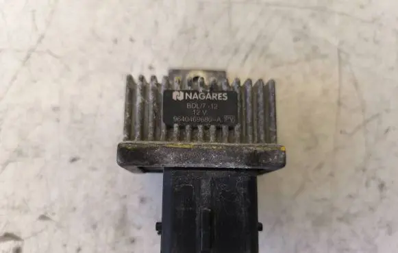 Opel Vivaro Glow plug pre-heat relay 9640469680A