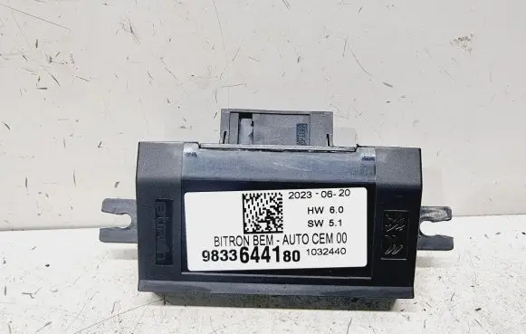 Peugeot 5008 II Door control unit/module 9833644180