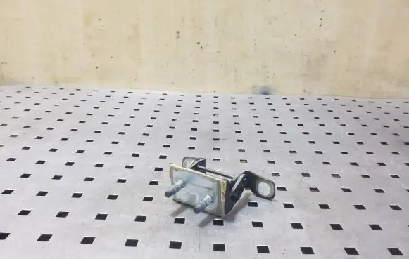 Tailgate/trunk/boot hinge