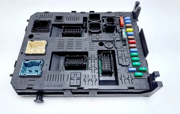 Peugeot 3008 I Fuse module 20977771 212456301