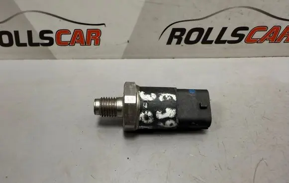 BMW 5 E39 Fuel pressure sensor 0281002475 28506002299