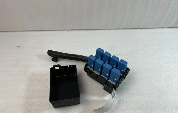 Nissan Juke I F15 Fuse module 243821KN0A