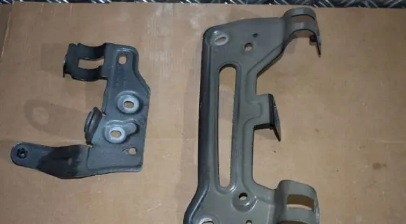 Porsche Cayenne (9Y0 9Y3) Fender mounting bracket