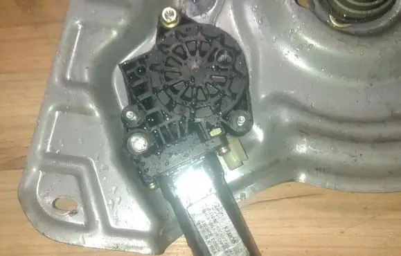 Hyundai Trajet Rear door window regulator motor