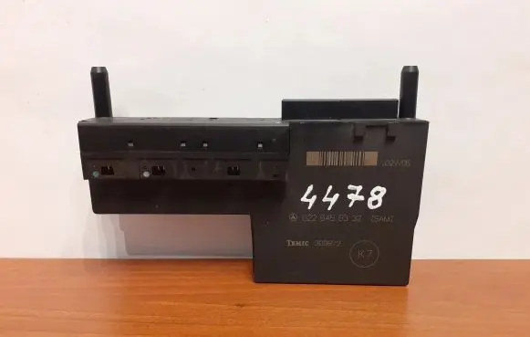 Mercedes-Benz E W210 Fuse module 0225455332 4478