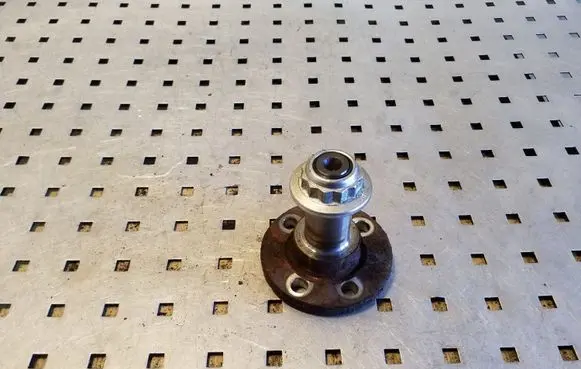 Volkswagen Polo IV 9N3 Stub axle 