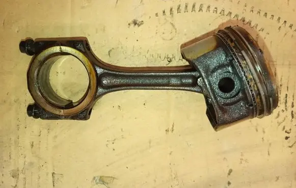 Renault Clio III Piston with connecting rod 