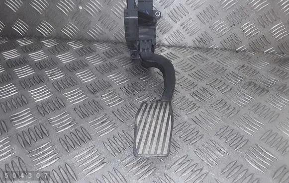 Accelerator throttle pedal