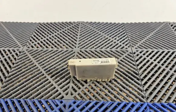 Toyota Auris 150 Fuse module 72818715 8264112280
