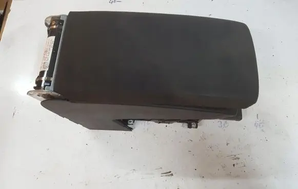 Volkswagen PASSAT CC Armrest 