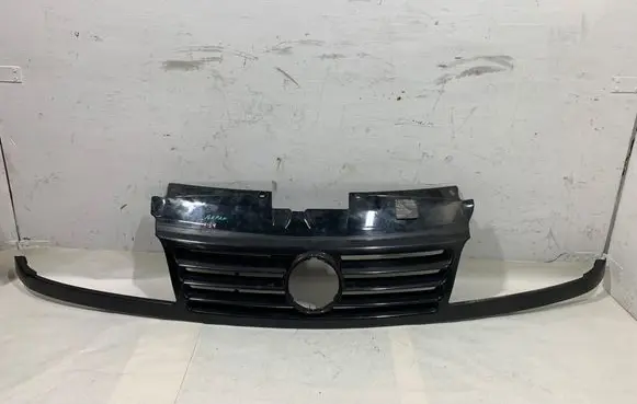 Volkswagen Sharan Front bumper upper radiator grill 7M0853651
