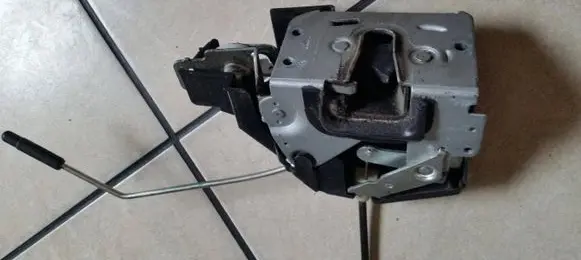 Volkswagen Fox Front door lock 