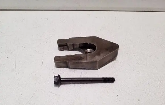 Nissan Pathfinder R51 Fuel Injector clamp holder 