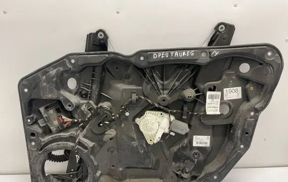Volkswagen Touareg II Front door window regulator with motor 7P6837756D