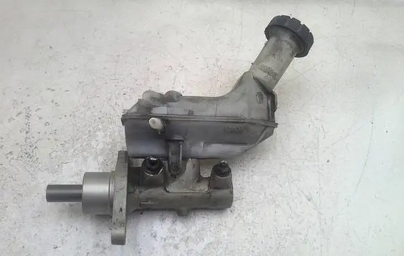 Renault Clio III Master brake cylinder 8200129956