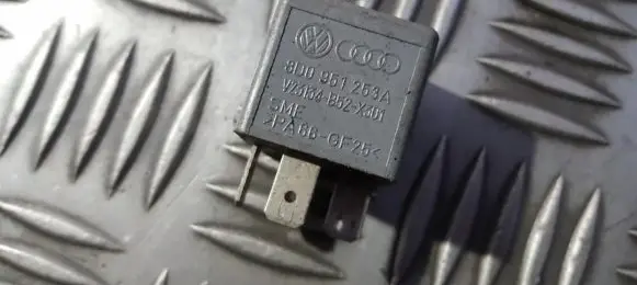 Volkswagen PASSAT B5.5 Other relay 8d0951253a v23134-b52-x301