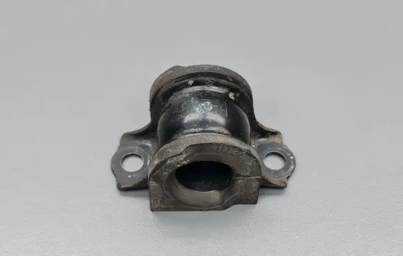 Honda Accord Sway bar bush bracket, front 
