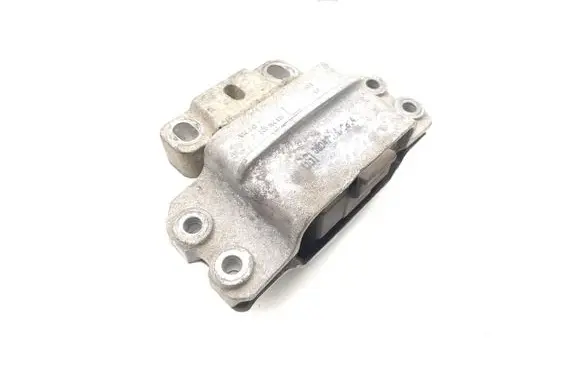 Volkswagen PASSAT B6 Engine mount bracket 3C0199555P