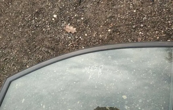 Honda FR-V Front door window glass four-door as2