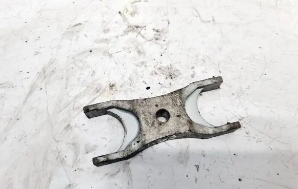 Volkswagen PASSAT B7 Fuel Injector clamp holder 03L216A