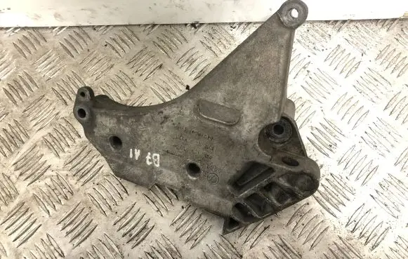 Volkswagen PASSAT B7 Engine mounting bracket 03L199207