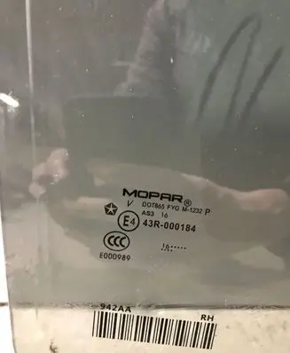 Chrysler Pacifica Sliding door window/glass 43R000184