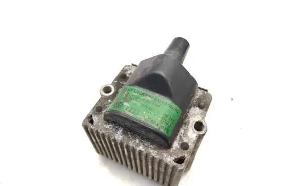 Volkswagen Golf III Ignition amplifier control unit 867905104A