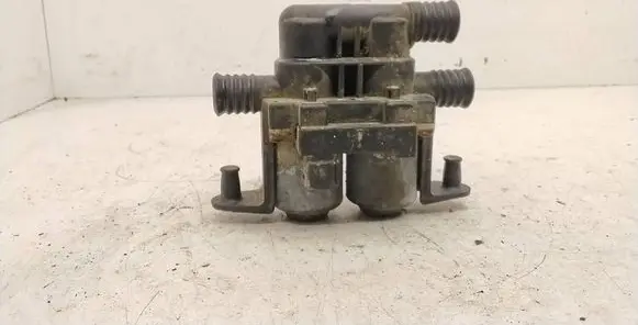BMW 5 E39 Coolant heater control valve 8374995 1147412137
