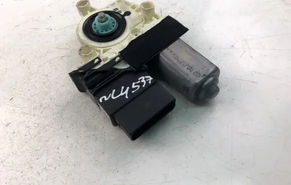 Seat Altea XL Front door window regulator motor 5P0839401