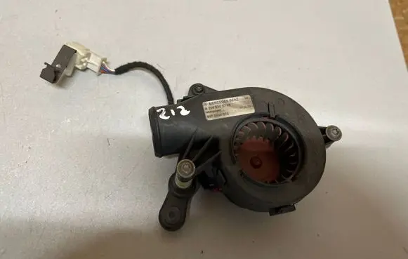 Mercedes-Benz E W212 Engine control unit/module fan A2048300708