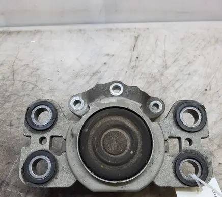 Volvo V60 Engine mount bracket 