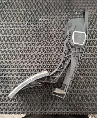 Mercedes-Benz ML W164 Accelerator throttle pedal A1643000104