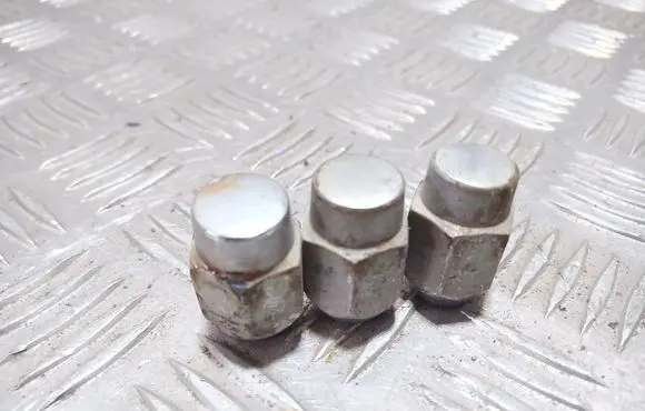 Mitsubishi Carisma Nuts/bolts 