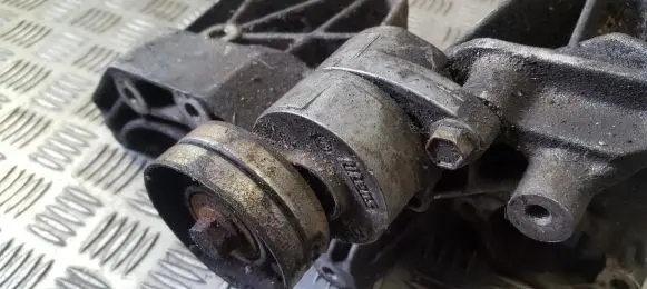 Opel Vectra B Generator/alternator belt tensioner 